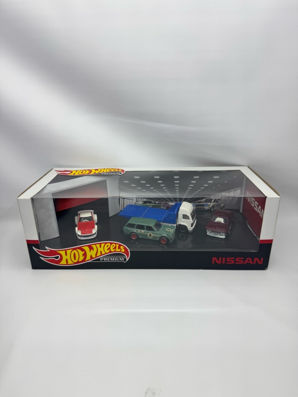Hot Wheels Premium Nissan Diorama Set